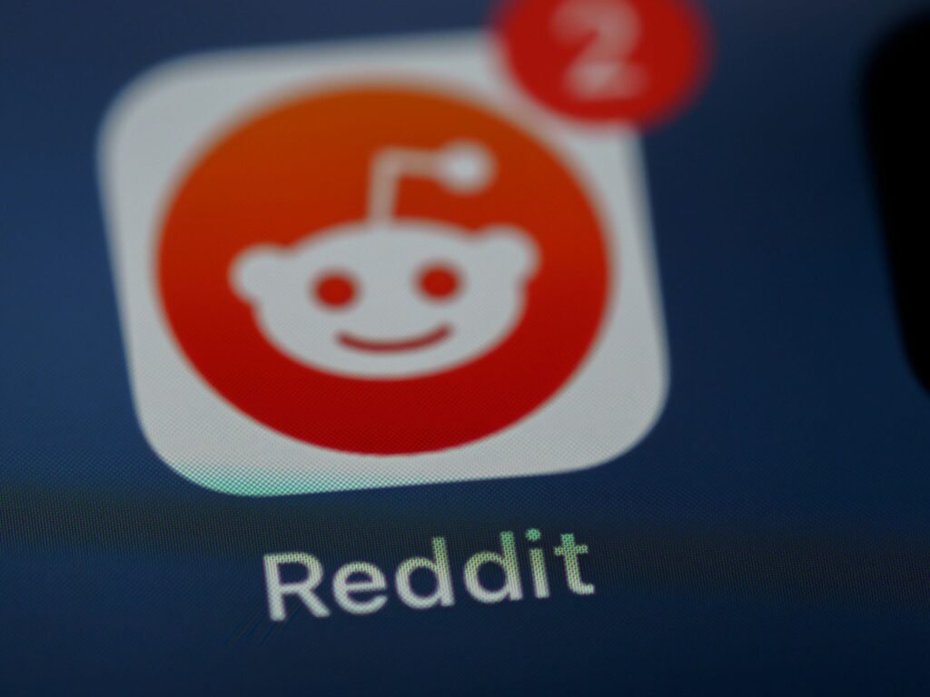 Reddit app icon on a smartphone screen with a notification badge showing two unread notifications.